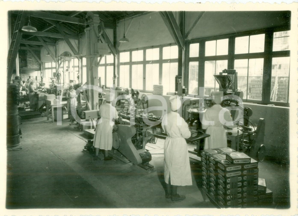 Fotografia d epoca originale 1950 ca LYON F Operaie preparano confezioni di budino FLAN LYONNAIS Foto 2 1