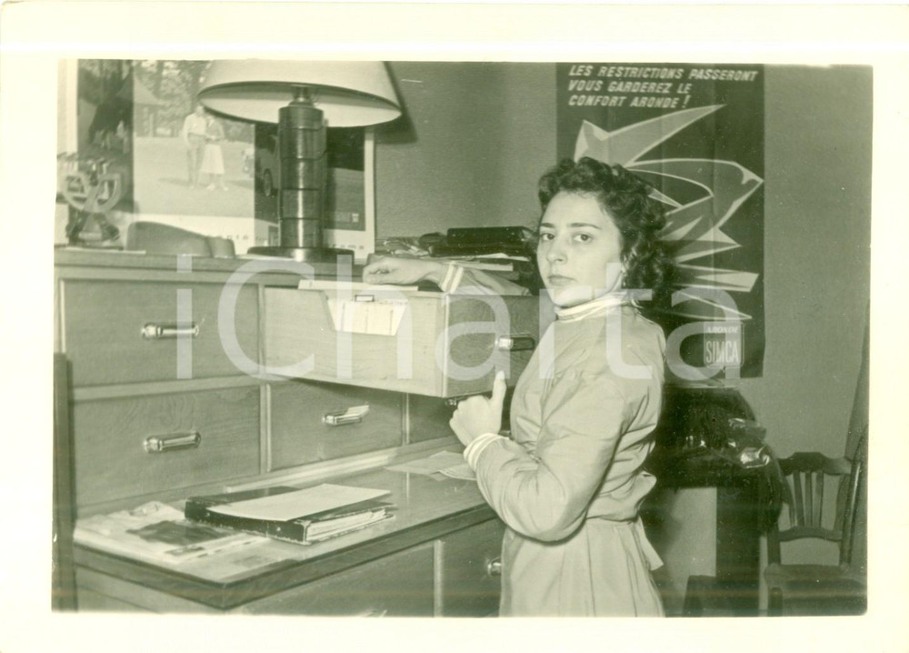 Fotografia d epoca originale 1950 ca FRANCE Impiegata in una fabbrica ARONDE SIMCA sistema archivio Foto 1