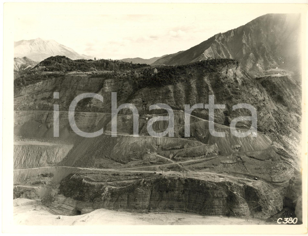 Fotografia d epoca originale 1955 ca FRANCE Cantiere diga di Serre Ponçon   Strada sulla montagna  Foto 1