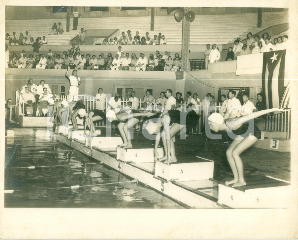 Fotografia d epoca originale 1955 ca PARIS FRANCE Ragazze al tuffo durante una gara di nuoto Fotografia 1