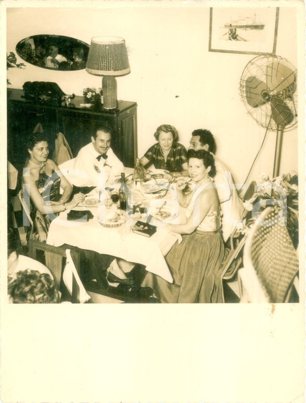 Fotografia d epoca originale 1965 ca PARIS ? Famiglia riunita per cena di gala Fotografia 1