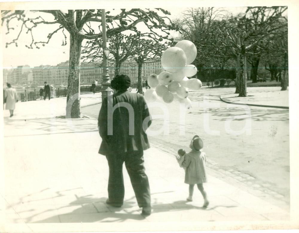 Fotografia d epoca originale 1960 ca PARIS ? Nonno e nipotina con palloncini sul lungofiume Foto artistica 1