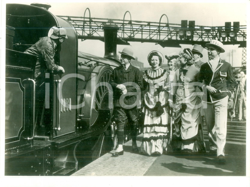 Fotografia d epoca originale 1940 ca FRANCE L alta borghesia prende il treno Cinema fotografia di set 1