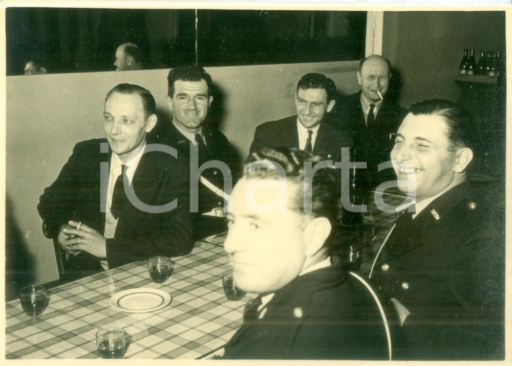 Fotografia d epoca originale 1950 ca FRANCE Agenti di polizia in pausa pranzo Fotografia 1
