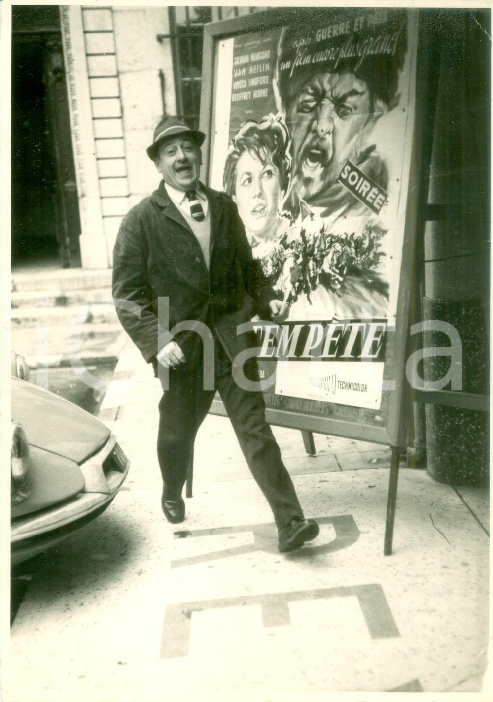 Fotografia d epoca originale 1958 PARIS Spettatore felice alla prima del film La TempÃªte Fotografia 1