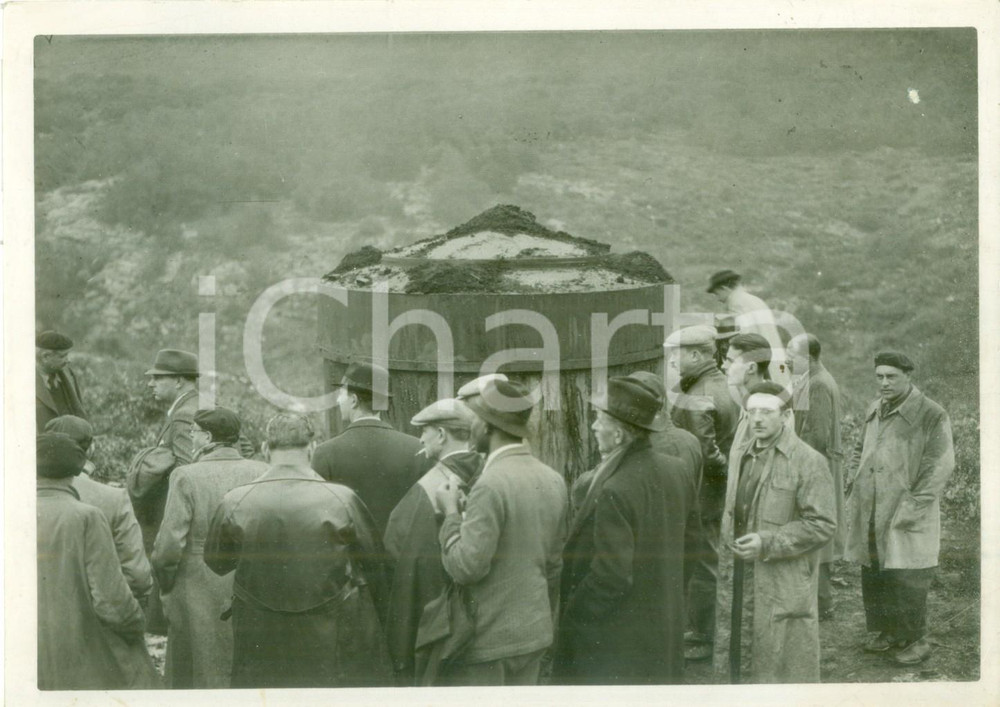 Fotografia d epoca originale 1950 ca FRANCE Operai e dirigenti in visita a un cantiere Fotografia 1