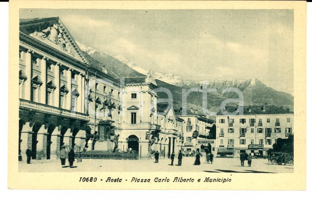 Cartolina originale da collezione 1920 ca AOSTA Piazza Carlo Alberto e Municipio Cartolina ANIMATA FP NV 1