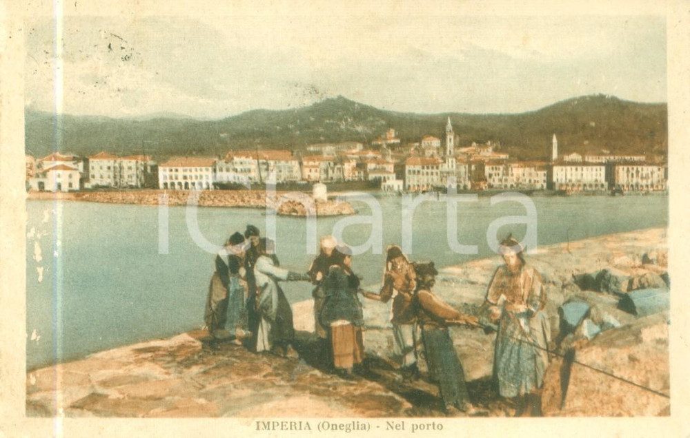 Cartolina originale da collezione 1920 ca ONEGLIA IM Donne e marinai tirano fune al porto Cartolina FP VG 1