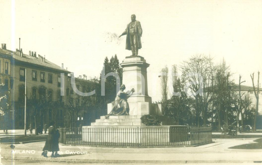 1930 ca MILANO Monumento in Piazza CAVOUR *Cartolina FP NV