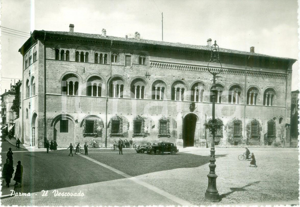 Cartolina originale da collezione 1955 ca PARMA Automobili parcheggiate al Vescovato Cartolina FG NV 1