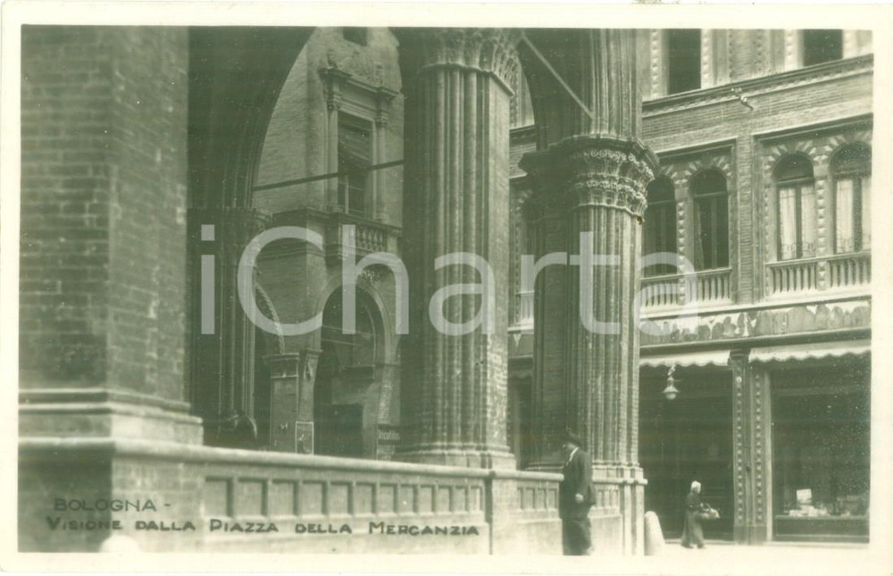 Cartolina originale da collezione 1924 BOLOGNA Passanti in Piazza della Mercanzzia Cartolina FP VG 1