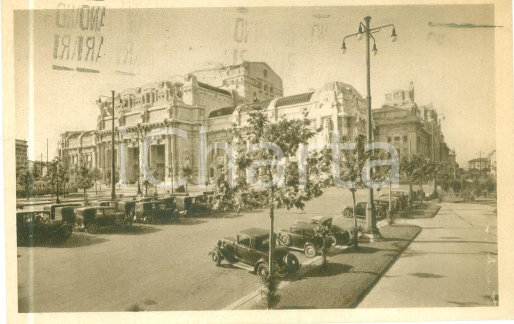 Cartolina originale da collezione 1935 MILANO Automobili parcheggiate in Stazione Centrale Cartolina FP VG 1