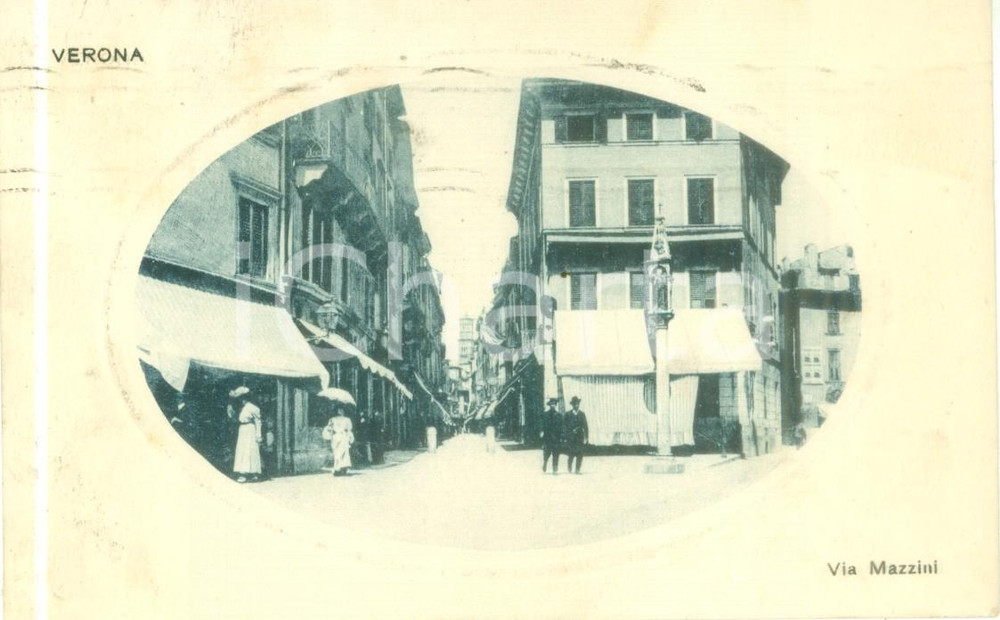 Cartolina originale da collezione 1920 ca VERONA Passanti in Via MAZZINI Cartolina postale FP VG 1