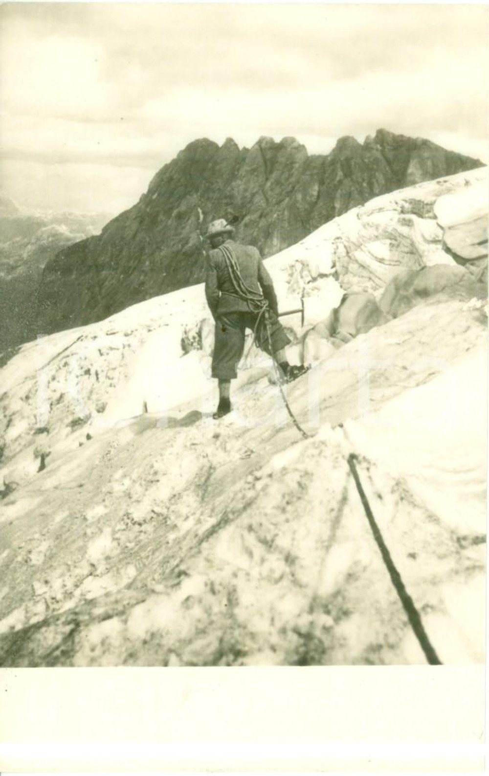 Cartolina originale da collezione 1946 ALPINISMO Alpino scala una montagna Cartolina postale FP VG 1