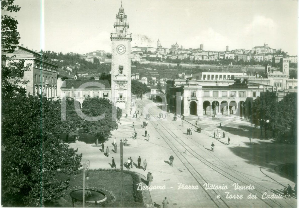 Cartolina originale da collezione 1948 BERGAMO Piazza Vittorio Veneto e Torre dei caduti Cartolina FG NV 1