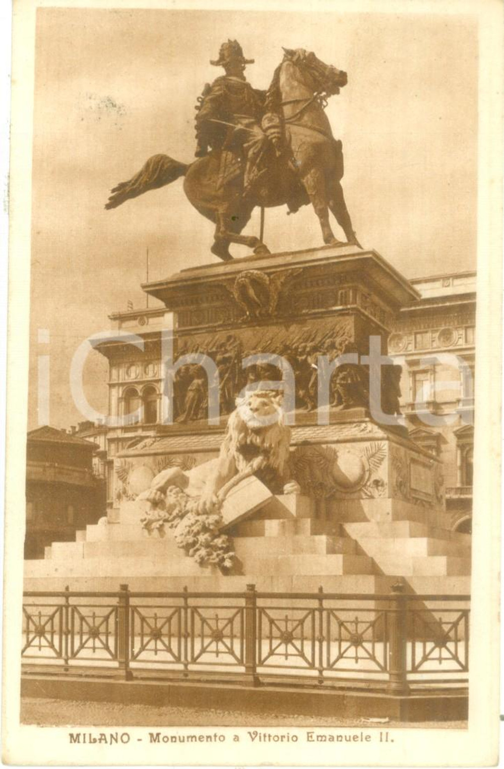 Cartolina originale da collezione 1926 MILANO Monumento a Vittorio Emanuele II Cartolina FP VG DANNEGGIATA 1