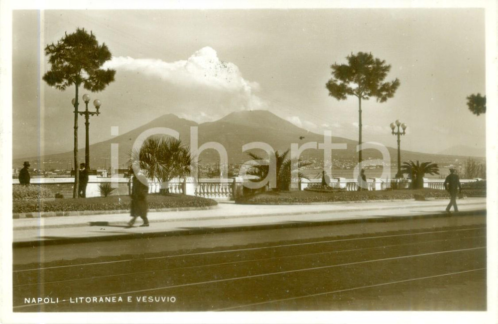 Cartolina originale da collezione 1940 ca NAPOLI Passanti sulla Litoranea e veduta del VESUVIO Cartolina FP NV 1
