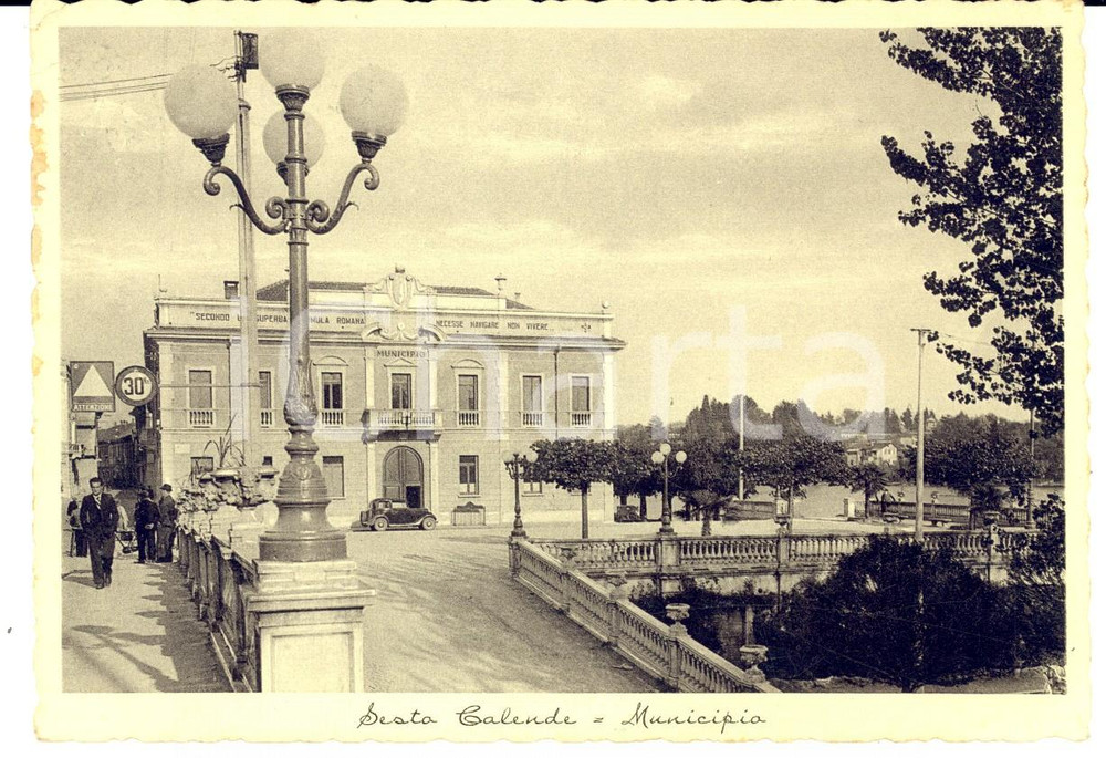 Cartolina originale da collezione 1943 SESTO CALENDE VA Veduta del Municipio Cartolina animata con AUTO FG VG 1