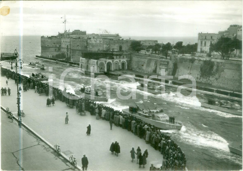 Cartolina originale da collezione 1953 TARANTO 84Â° Squadra G.I.S. passano Canale Navigabile Cartolina FG VG 1