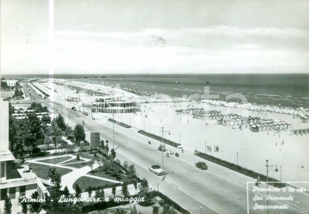 Cartolina originale da collezione 1955 ca RIMINI Automobili sul lungomare e spiaggia Cartolina FG NV 1