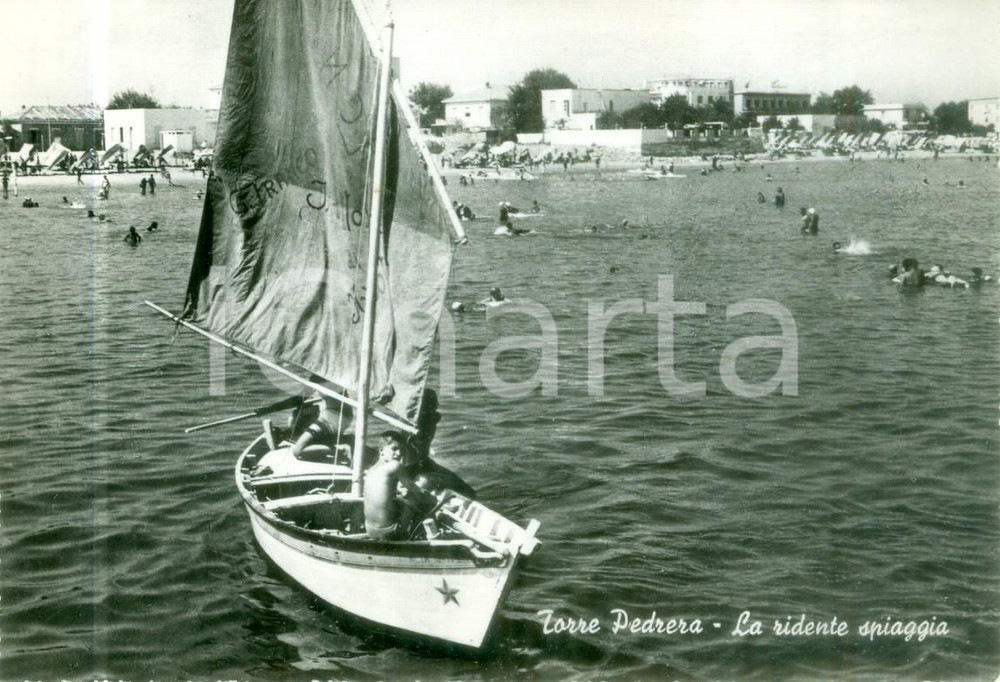 Cartolina originale da collezione 1961 RIMINI Barca a vela e bagnanti a TORRE PEDRERA Cartolina FG VG 1