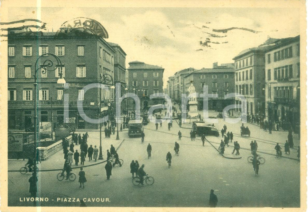 Cartolina originale da collezione 1942 LIVORNO Traffico di tram e passanti in Piazza CAVOUR Cartolina FG VG 1