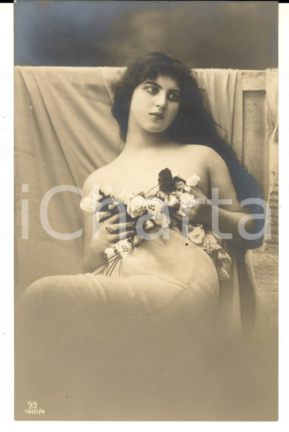 Cartolina originale da collezione 1910 ca COSTUMI Giovane donna con ghirlanda di fiori Cartolina VINTAGE FP NV 1