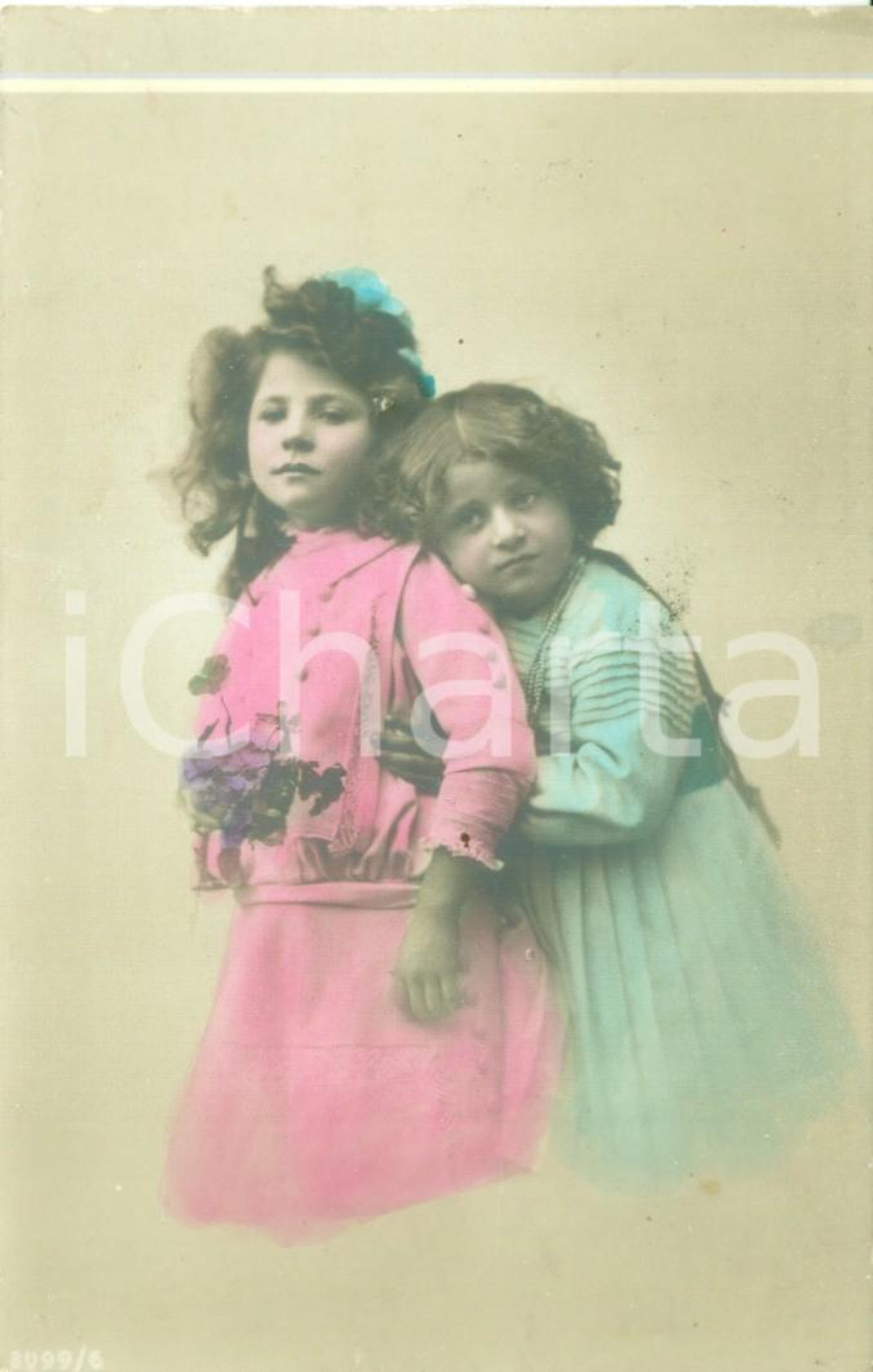 Cartolina originale da collezione 1910 ca COSTUMI Due sorelline in abiti da floreali Cartolina FP NV 1