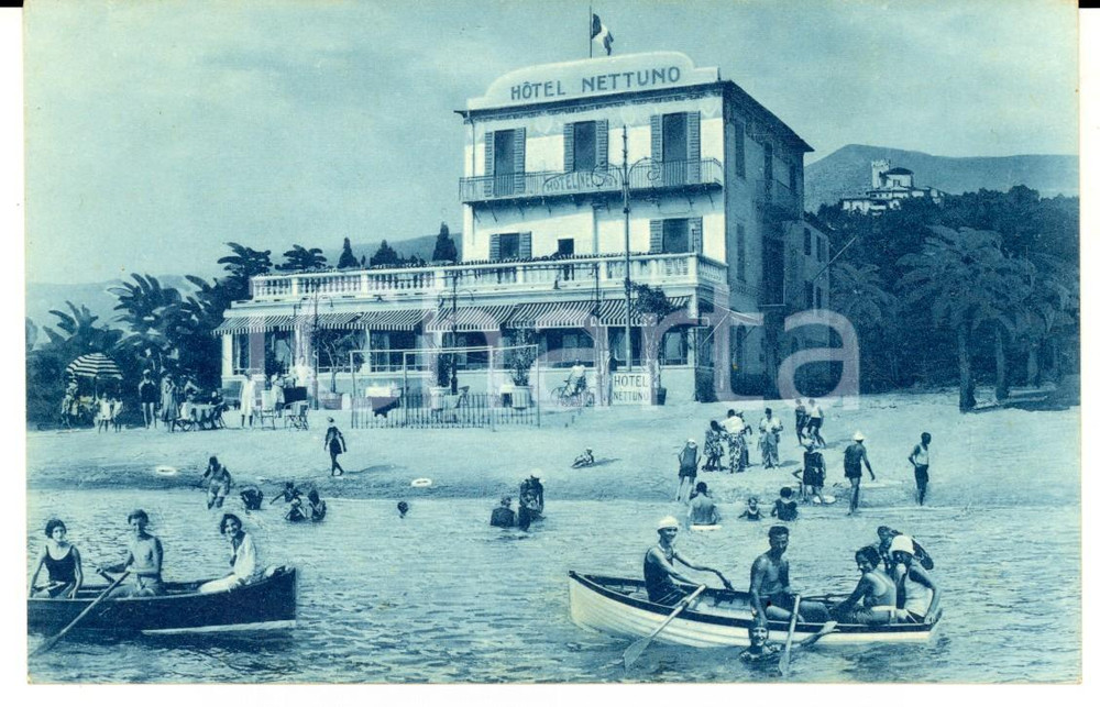 Cartolina originale da collezione 1915 ca ALASSIO SV Veduta dell hotel NETTUNO Cartolina ANIMATA bagnanti FP NV 1