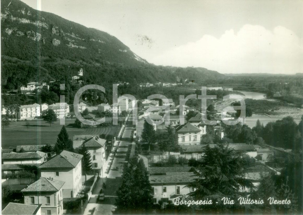 Cartolina originale da collezione 1957 BORGOSESIA VC Veduta di Via Vittorio Veneto Cartolina postale FG VG 1