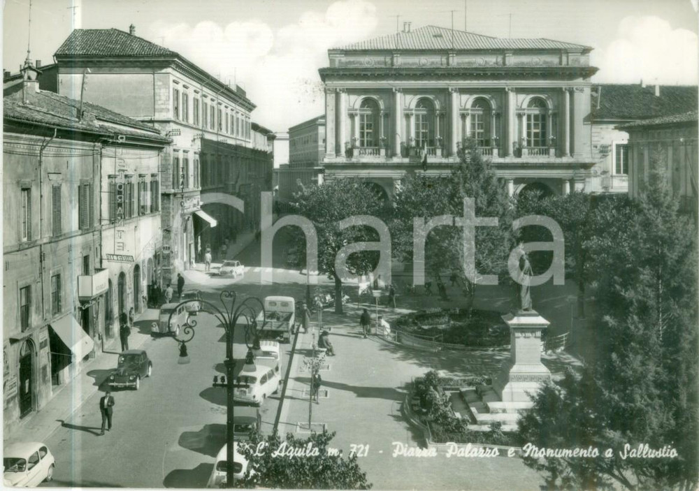 Cartolina originale da collezione 1960 ca L AQUILA Piazza Palazzo Monumento a SALLUSTIO Cartolina FG VG 1