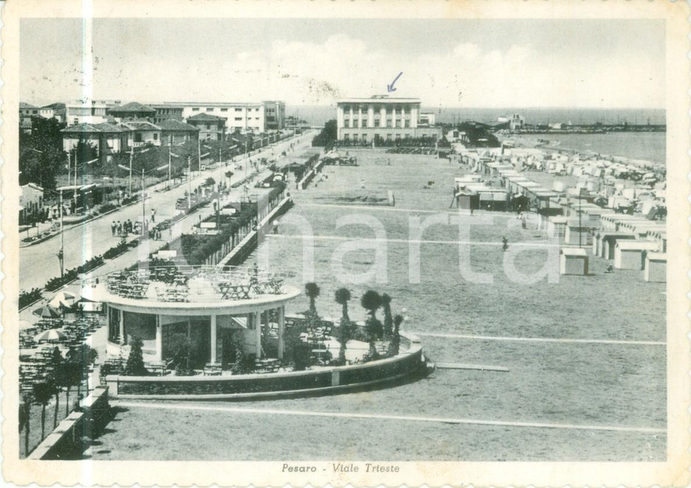 Cartolina originale da collezione 1957 PESARO La spiaggia lungo Viale TRIESTE Cartolina FG VG 1