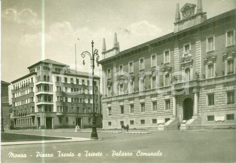 Cartolina originale da collezione 1942 MONZA Palazzo Comunale in Pizza TRENTO E TRIESTE Cartolina FG NV 1