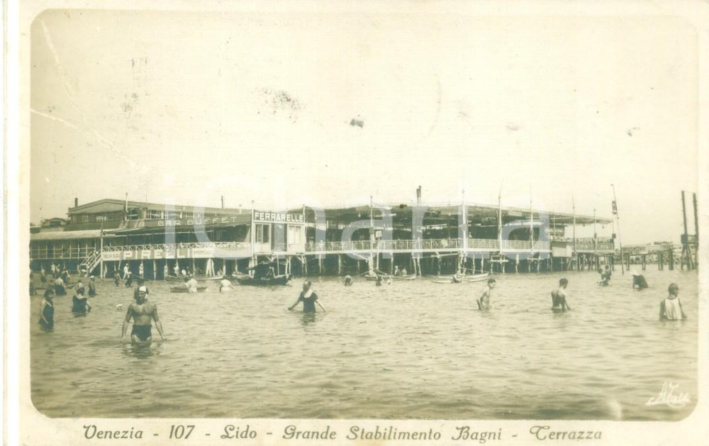 Cartolina originale da collezione 1926 VENEZIA Bagnanti al Lido Terrazza bar FERRARELLE Cartolina FP NV 1