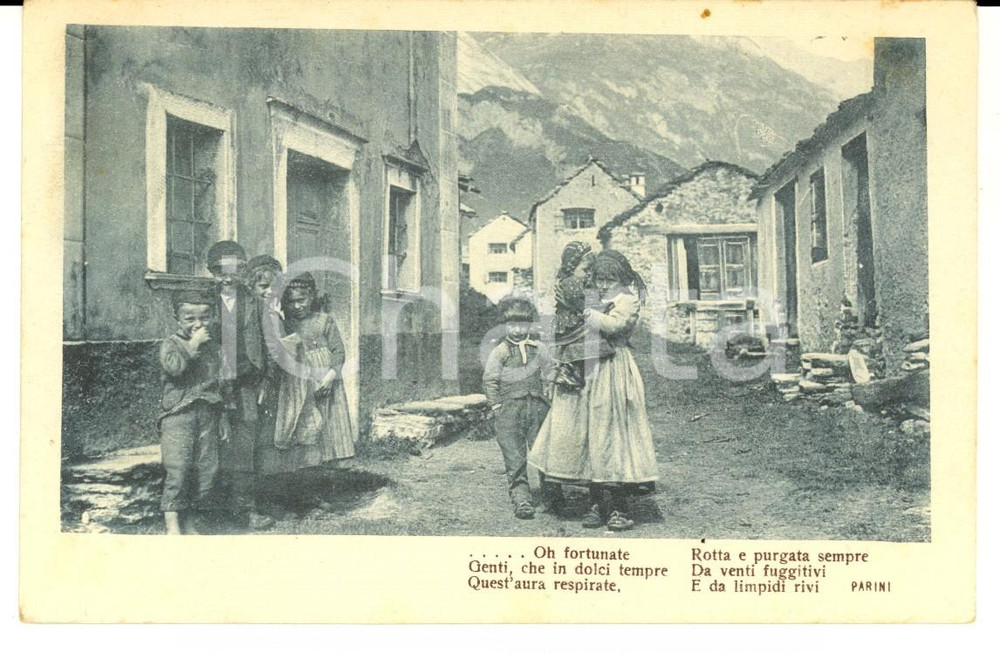 Cartolina originale da collezione 1915 ca COSTUMI ALPINI Bambini nelle vie di un paese Cartolina postale FP NV 1