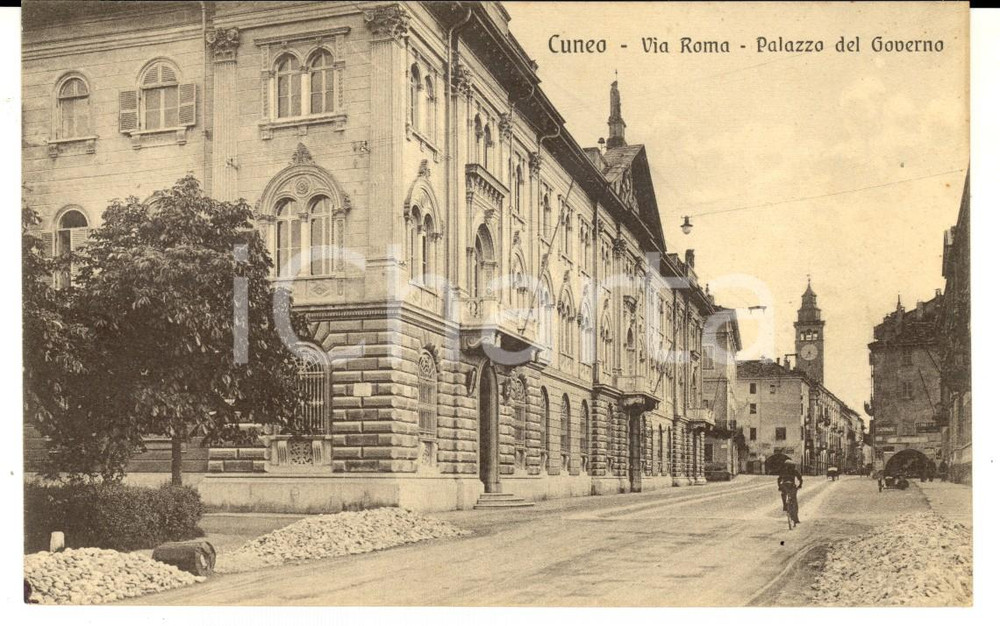 Cartolina originale da collezione 1932 CUNEO Via Roma   Palazzo del Governo Cartolina ANIMATA FP VG 1