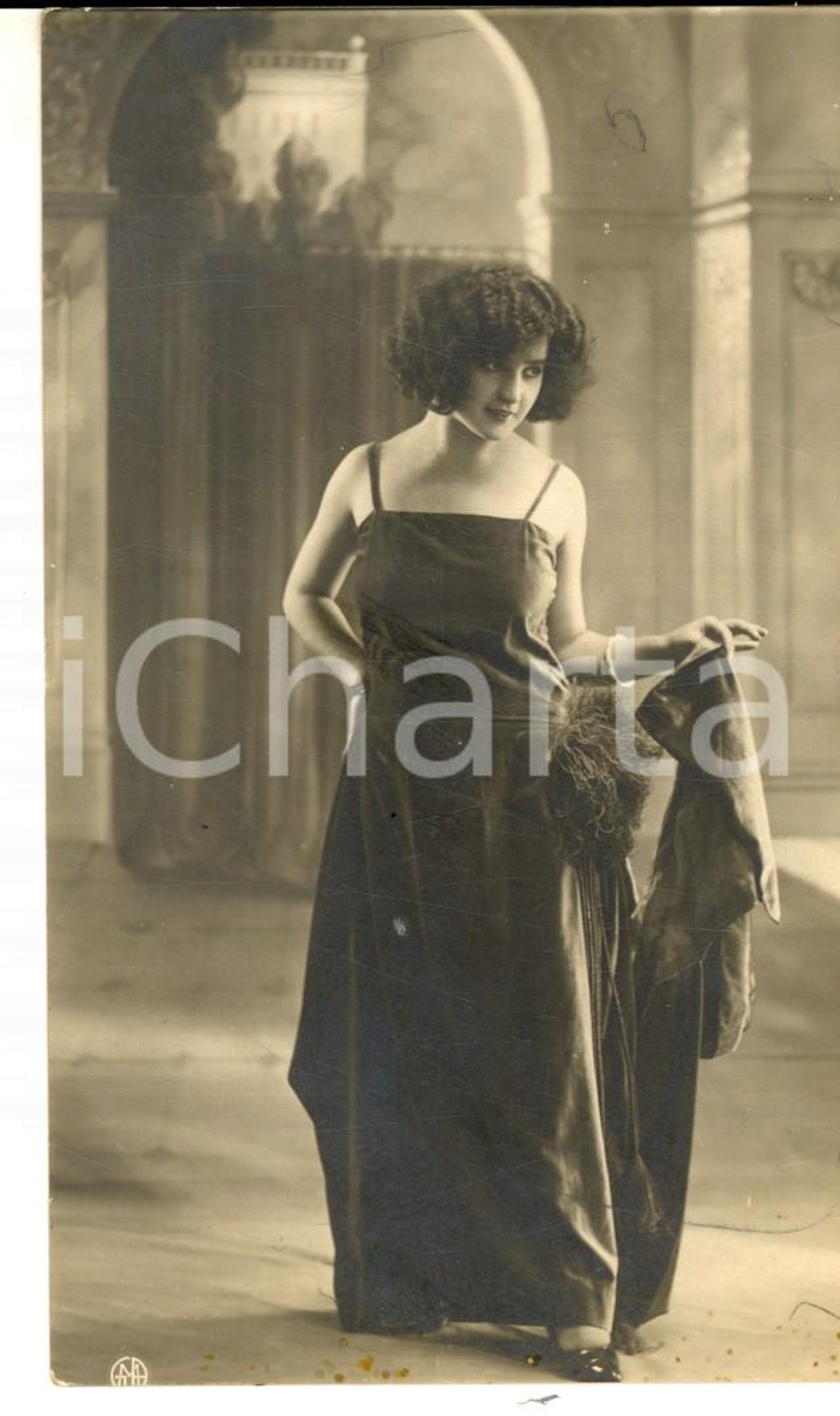 1920 ca TEATRO Attrice di varietà posa in abito da sera *Cartolina VINTAGE FP NV