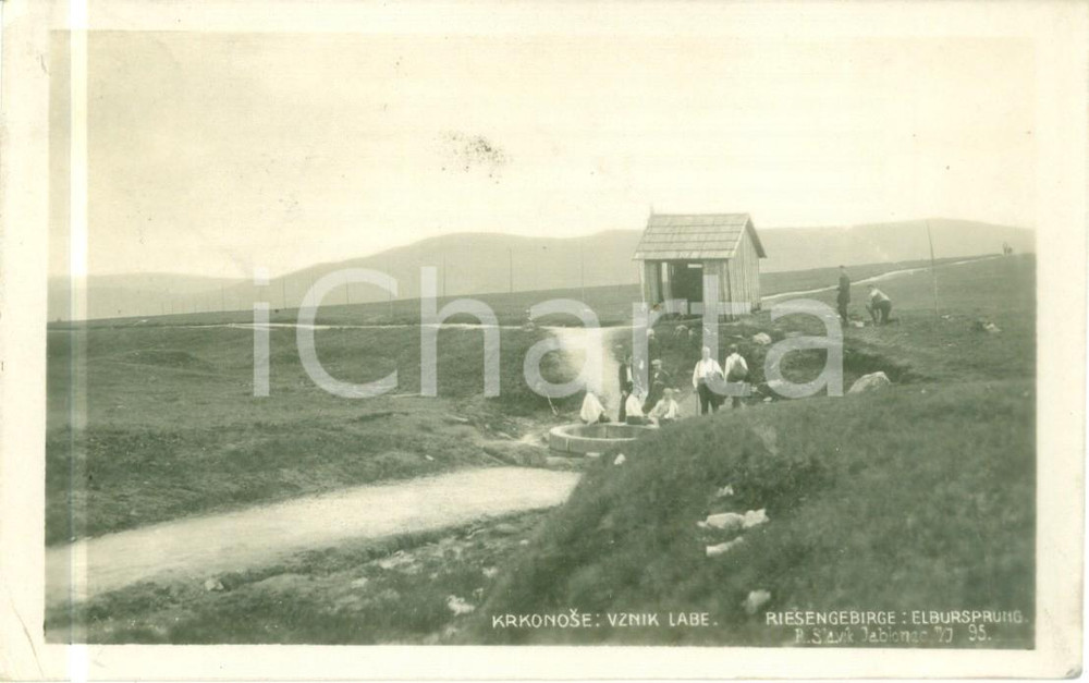 Cartolina originale da collezione 1933 KRKONOSE REPUBBLICA CECA Turisti in sosta vicino al pozzo Cartolina FP VG 1