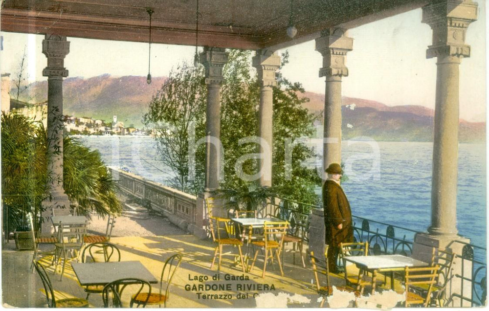 Cartolina originale da collezione 1930 ca GARDONE RIVIERA BS Turista sulla terrazza Cartolina FP NV DANNEGGIATA 1
