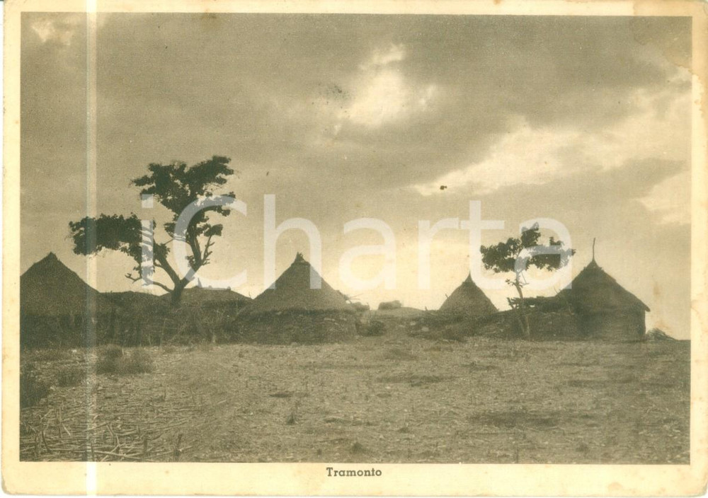 Cartolina originale da collezione 1936 ERITREA AOI Tramonto su un villaggio di capanne Cartolina FG NV 1