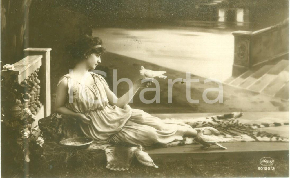 Cartolina originale da collezione 1922 ARTE Vestale in tunica sdraiata con colomba in mano Cartolina FP NV 1