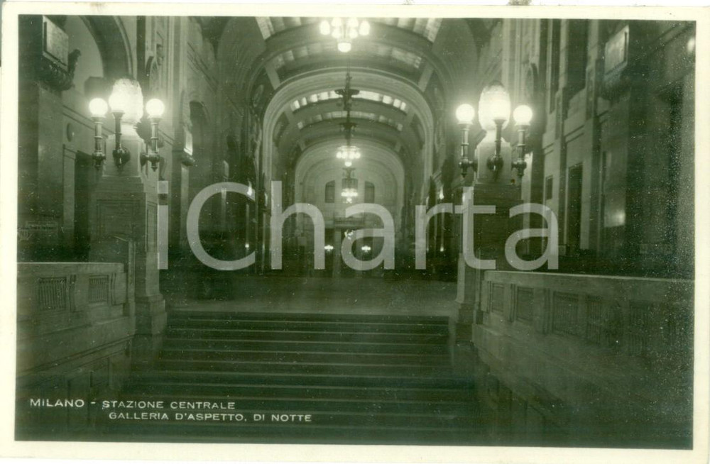 Cartolina originale da collezione 1935 ca MILANO STAZIONE CENTRALE Galleria d aspetto di notte Cartolina FP NV 1