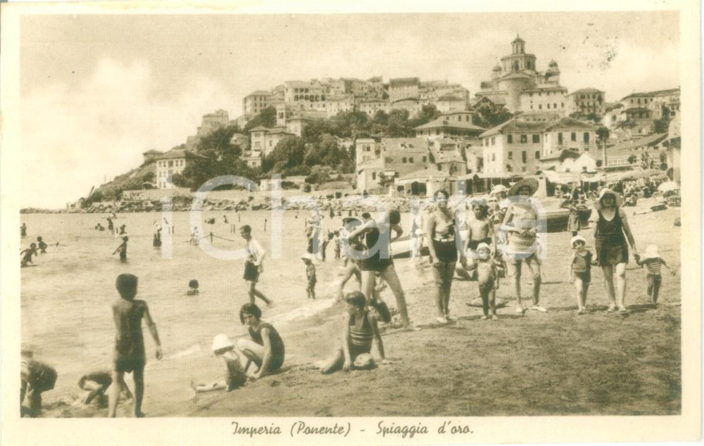 Cartolina originale da collezione 1935 ca IMPERIA Folla di bagnanti alla Spiaggia d oro Cartolina FP NV 1