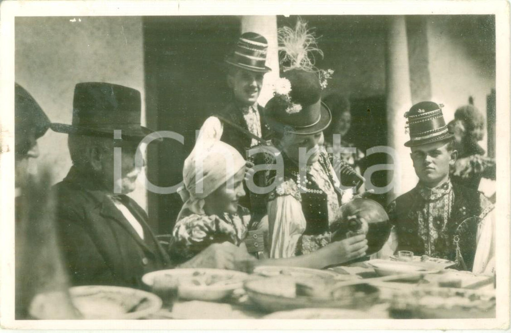 Cartolina originale da collezione 1938 UNGHERIA Pranzo ungherese in costume tipico Cartolina FP VG 1
