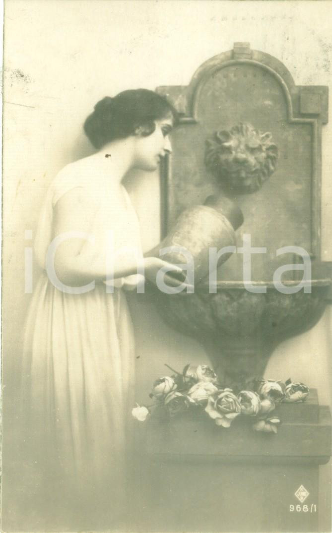 Cartolina originale da collezione 1921 COSTUMI Giovane donna riempie d acqua una brocca Cartolina FP VG 1