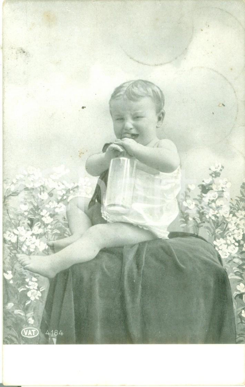 Cartolina originale da collezione 1911 COSTUMI INFANZIA Bambino con bottiglia di latte Cartolina FP VG 1