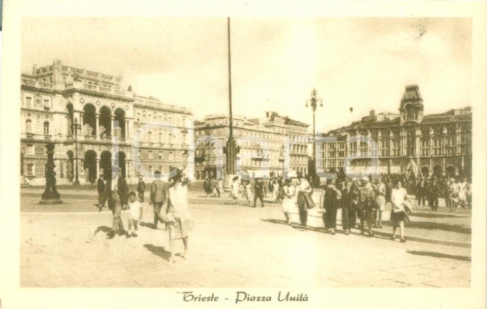 Cartolina originale da collezione 1930 ca TRIESTE Passanti in Piazza UnitÃ Cartolina postale FP NV 1