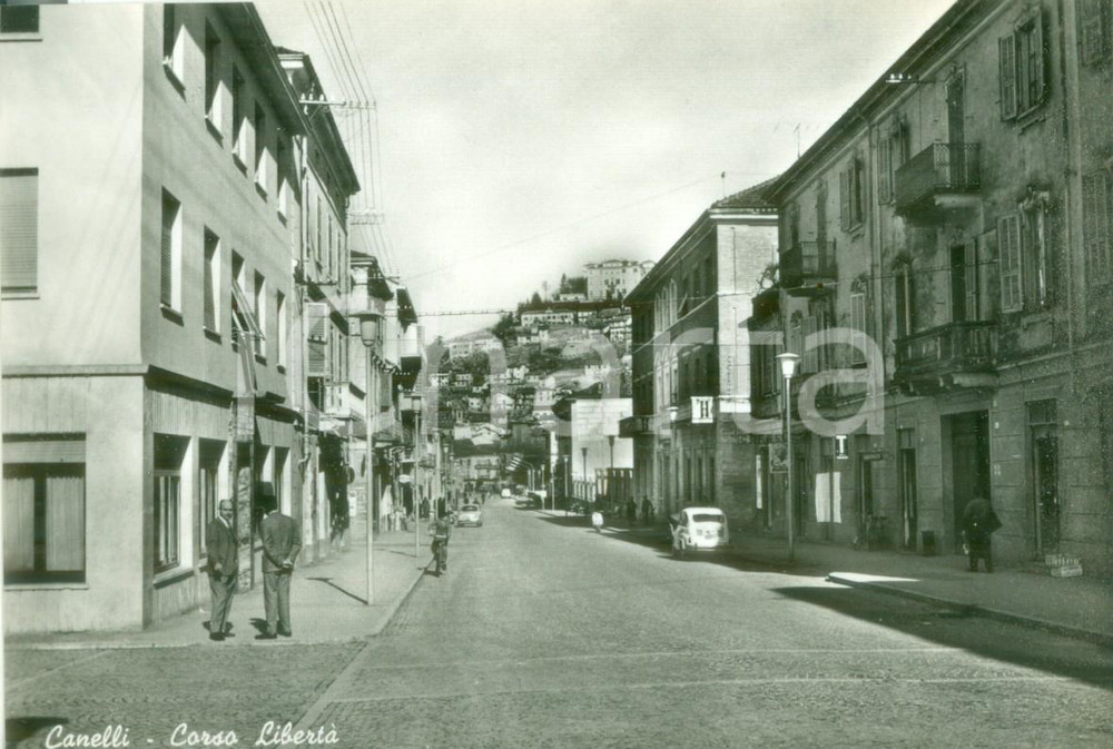 Cartolina originale da collezione 1955 CANELLI AT Passanti in Corso LibertÃ  Cartolina FG NV 1