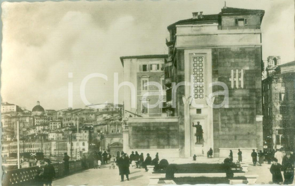 Cartolina originale da collezione 1943 ANCONA Folla di passanti in Largo TRAIANO Cartolina postale FP NV 1