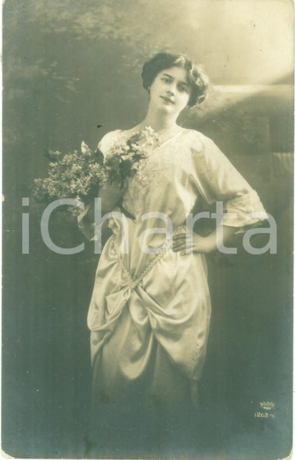 Cartolina originale da collezione 1921 COSTUMI Ragazza con bouquet floreale Cartolina postale FP VG 1